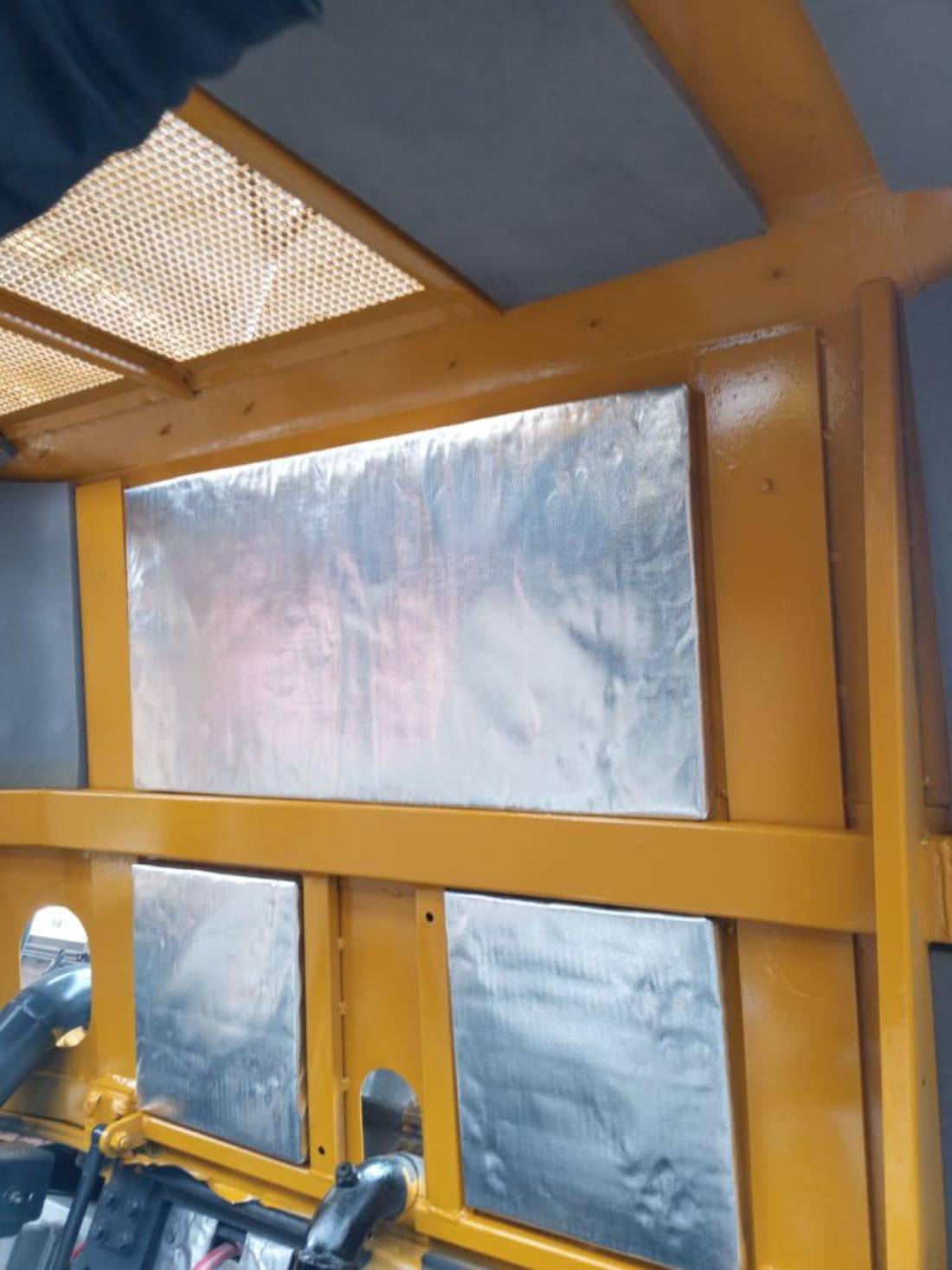 Lámina disipadora de calor para cabina de maquinaria pesada